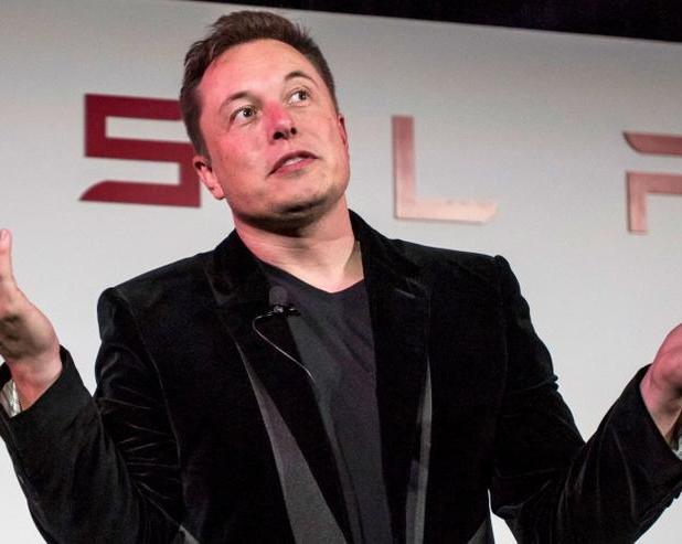 Наклейка на бампере Tesla с надписью «Я купил это до того, как мы узнали, что Илон сумасшедший» вызвала резонанс в социальных сетях