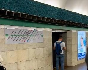 Почему в петербургском метро двойные двери?