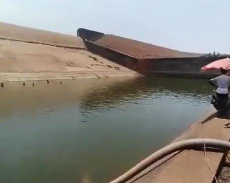 Индийский чиновник осушил водоем в поисках смартфона. Стоило ли оно того?