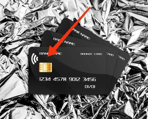 Почему люди оборачивают банковские карты в фольгу