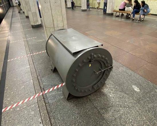 Загадочные металлические бочки на станциях в метро: зачем они нужны?