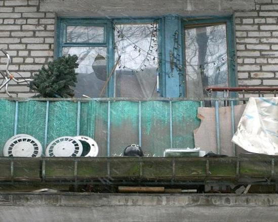 Эффект Плюшкина: почему люди превращают балкон в свалку вещей